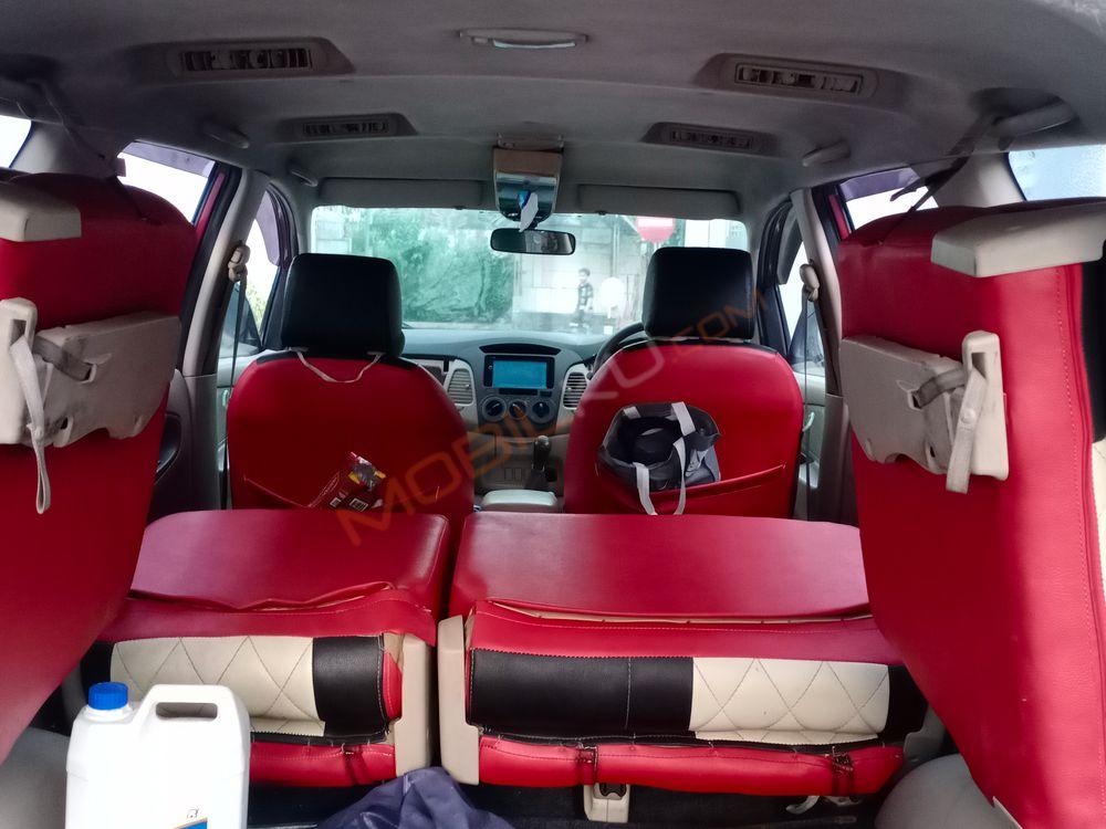 Mobil Toyota Kijang Innova 2005