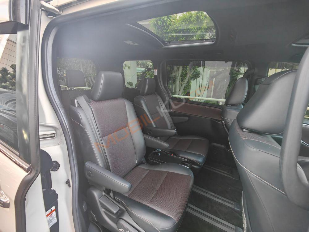 Mobil Toyota Voxy 2018