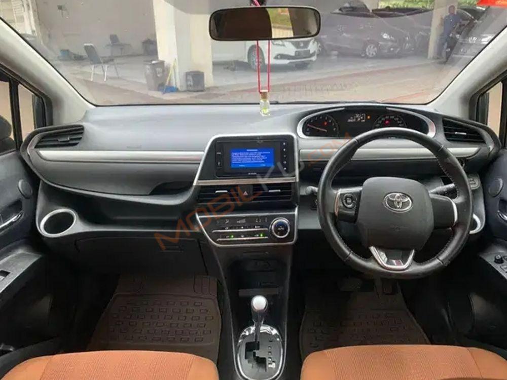 Mobil Toyota Sienta 2018