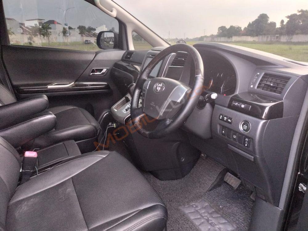 Mobil Toyota Vellfire 2014