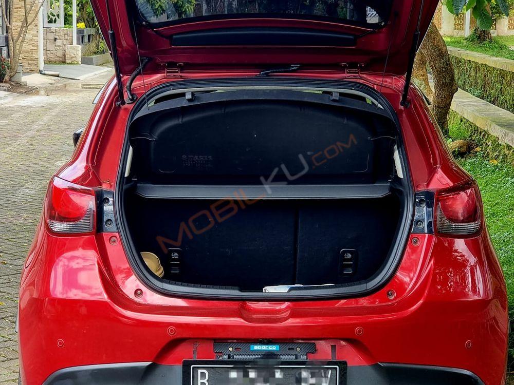 Mobil Mazda 2 Hatchback 2015