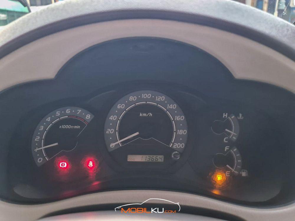 Mobil Toyota Kijang Innova 2010