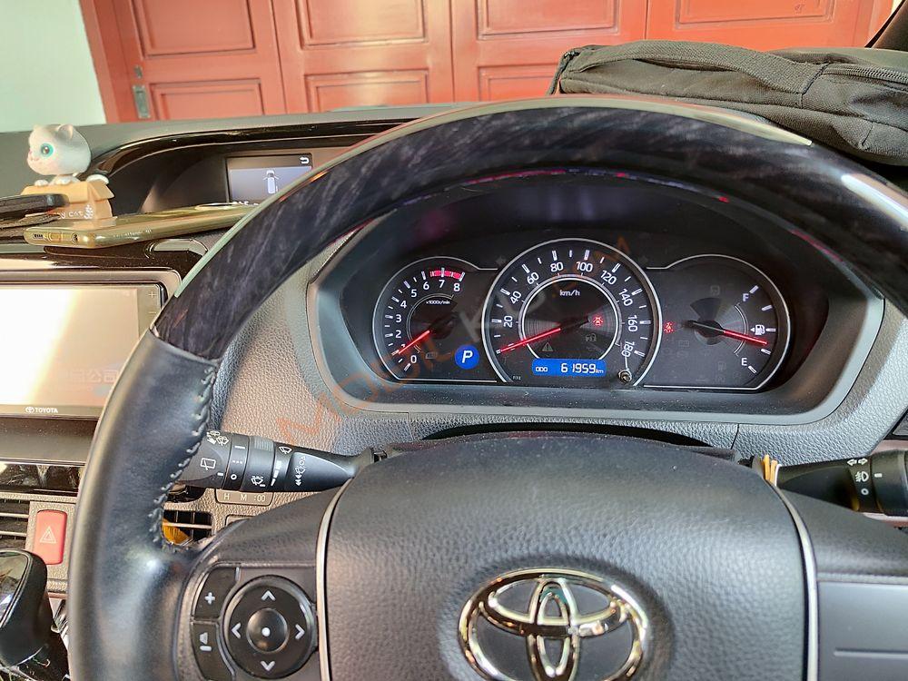 Mobil Toyota Voxy 2018