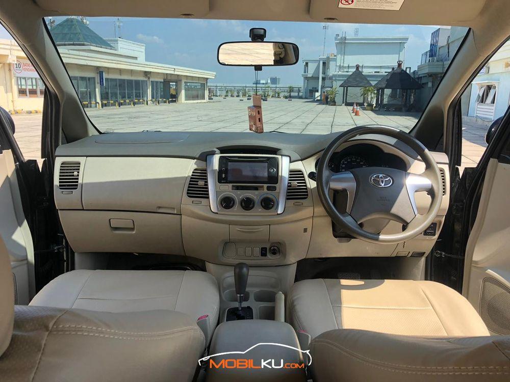 Mobil Toyota Kijang Innova 2014