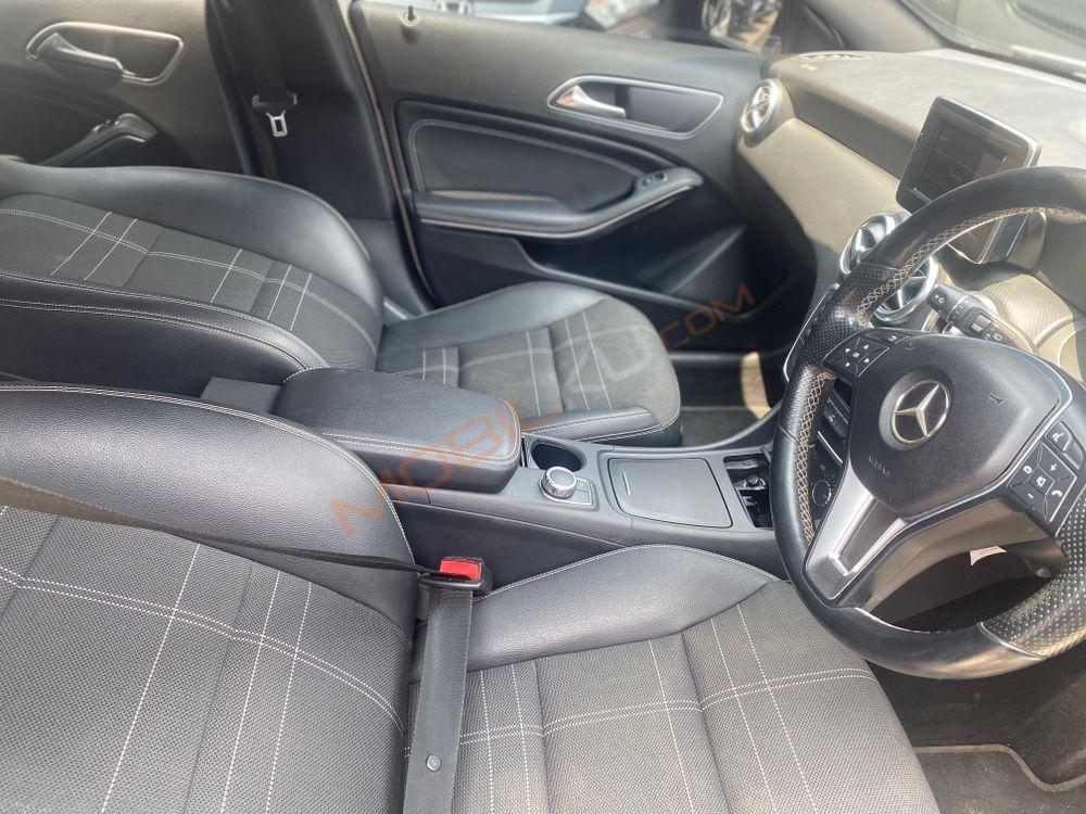 Mobil Mercedes-Benz A-Class 2013