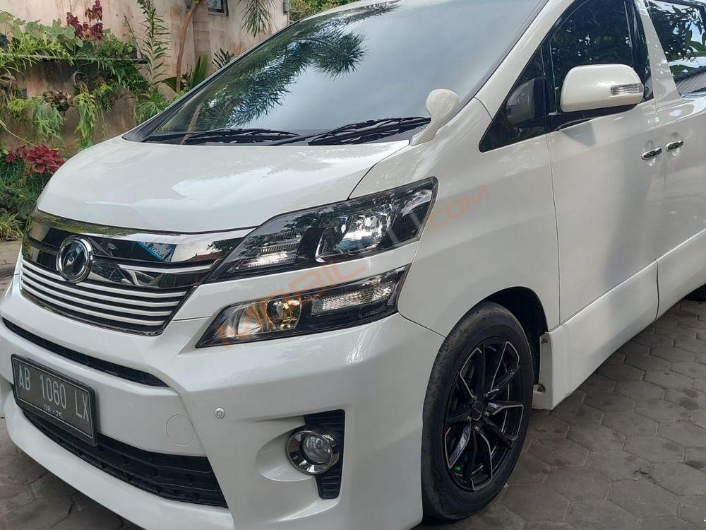 Mobil Toyota Vellfire 2013