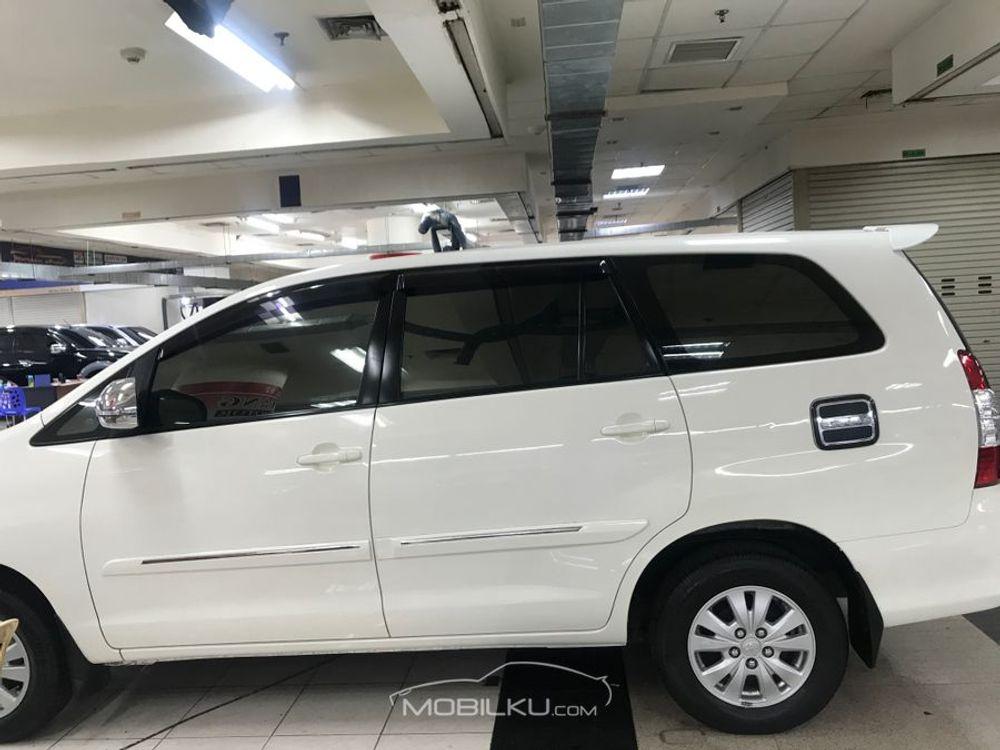 Mobil Toyota Kijang Innova 2013