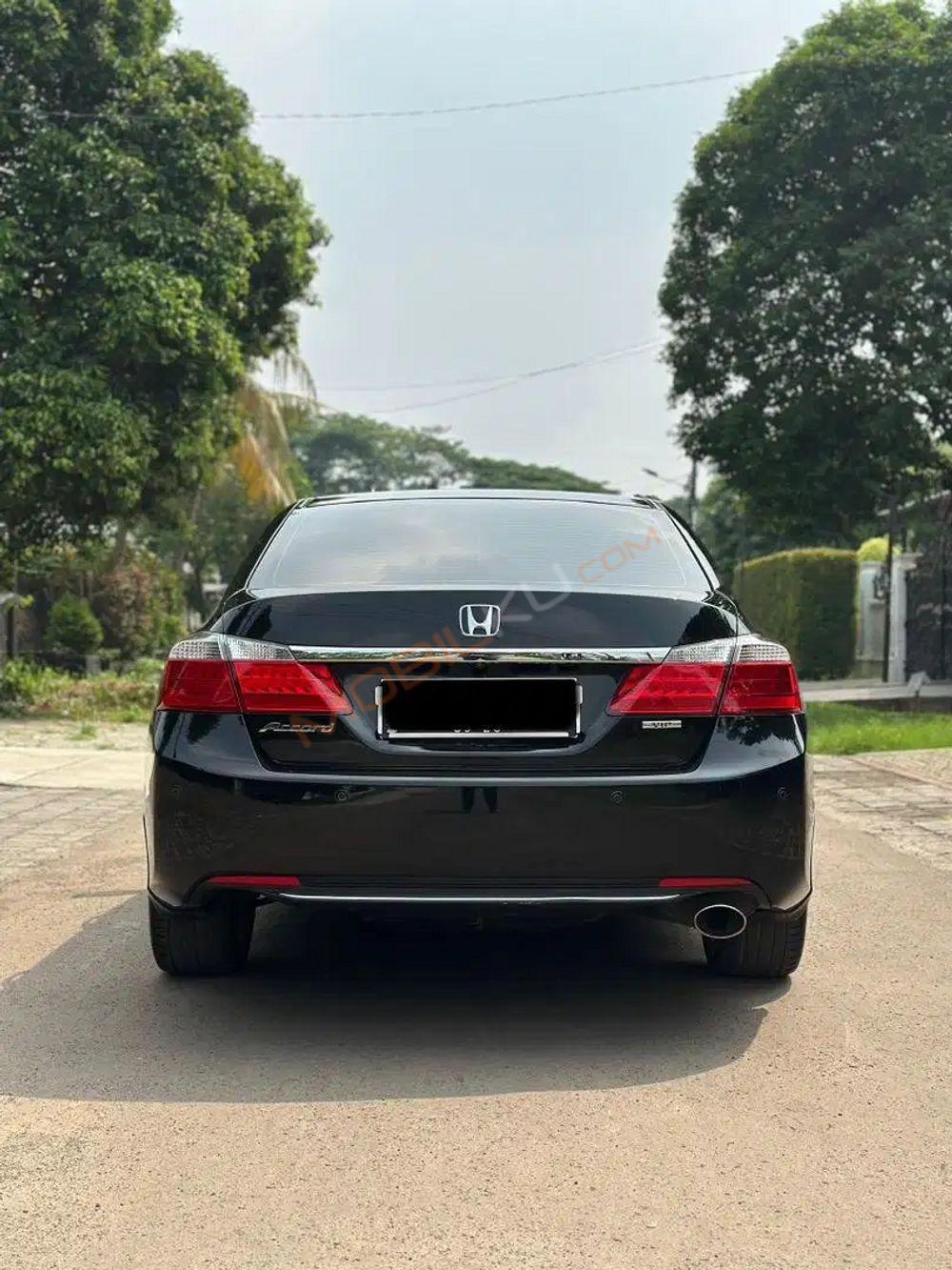 Mobil Honda Accord 2013