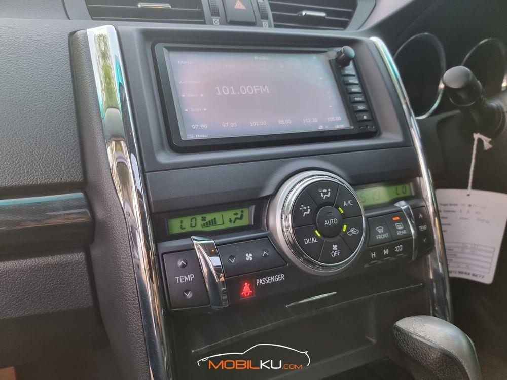 Mobil Toyota Mark X 2012