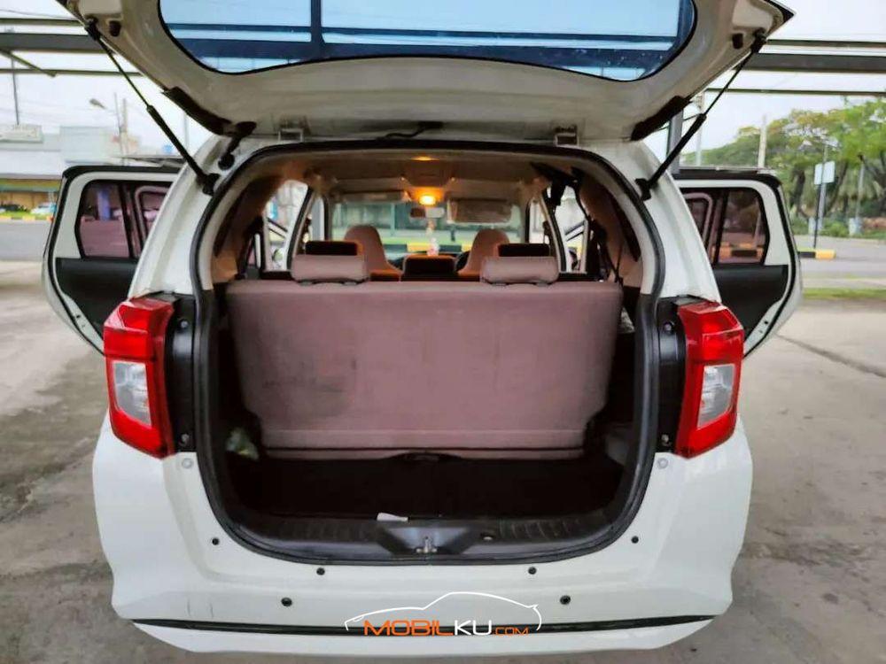 Mobil Toyota Calya 2016