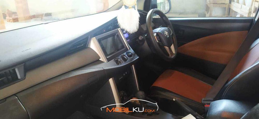 Mobil Toyota Kijang Innova 2016