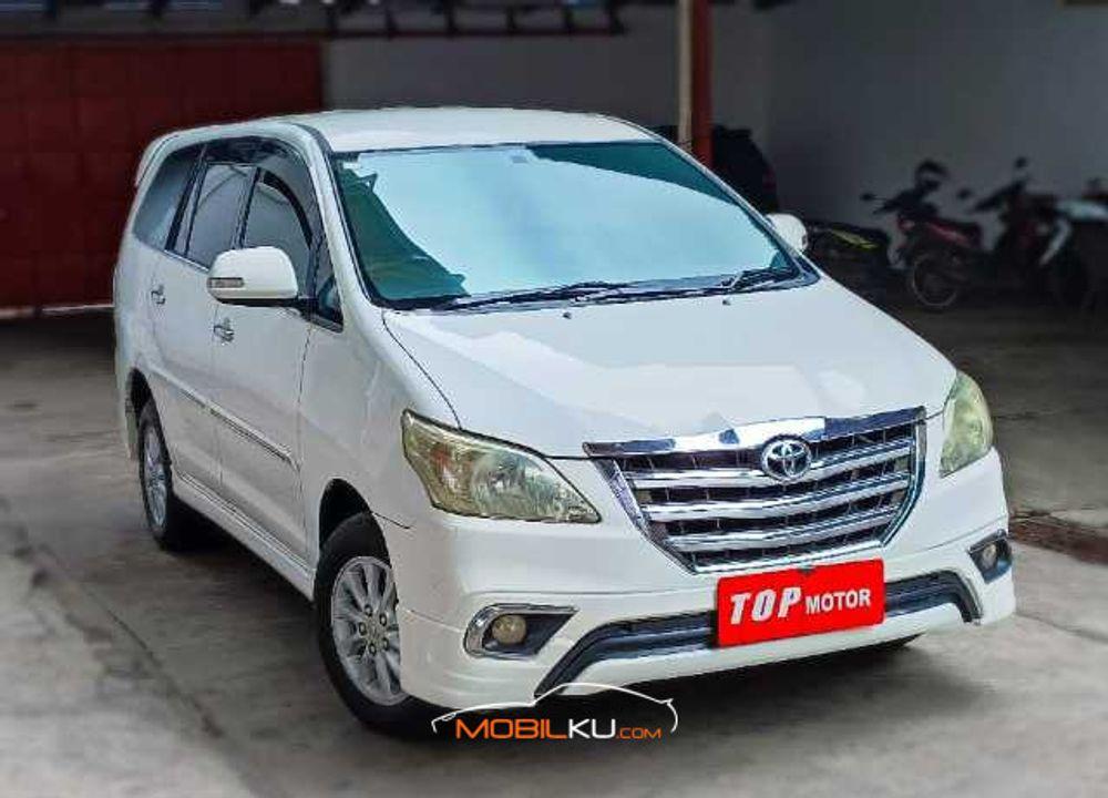 Mobil Toyota Kijang Innova 2013