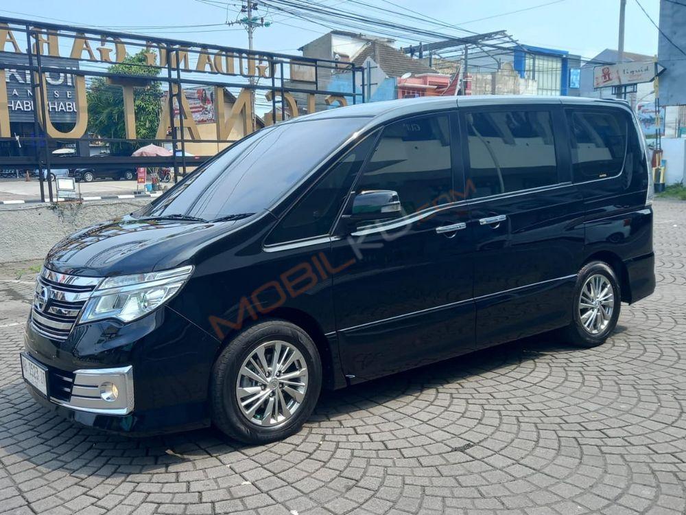 Mobil Nissan Serena 2016