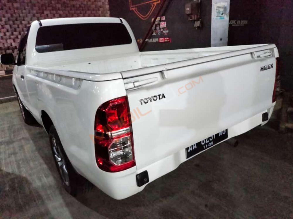 Mobil Toyota Hilux 2014