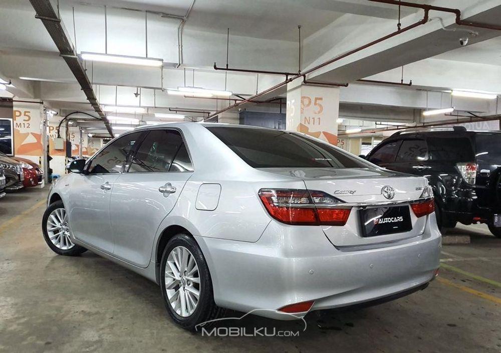 Mobil Toyota Camry 2015