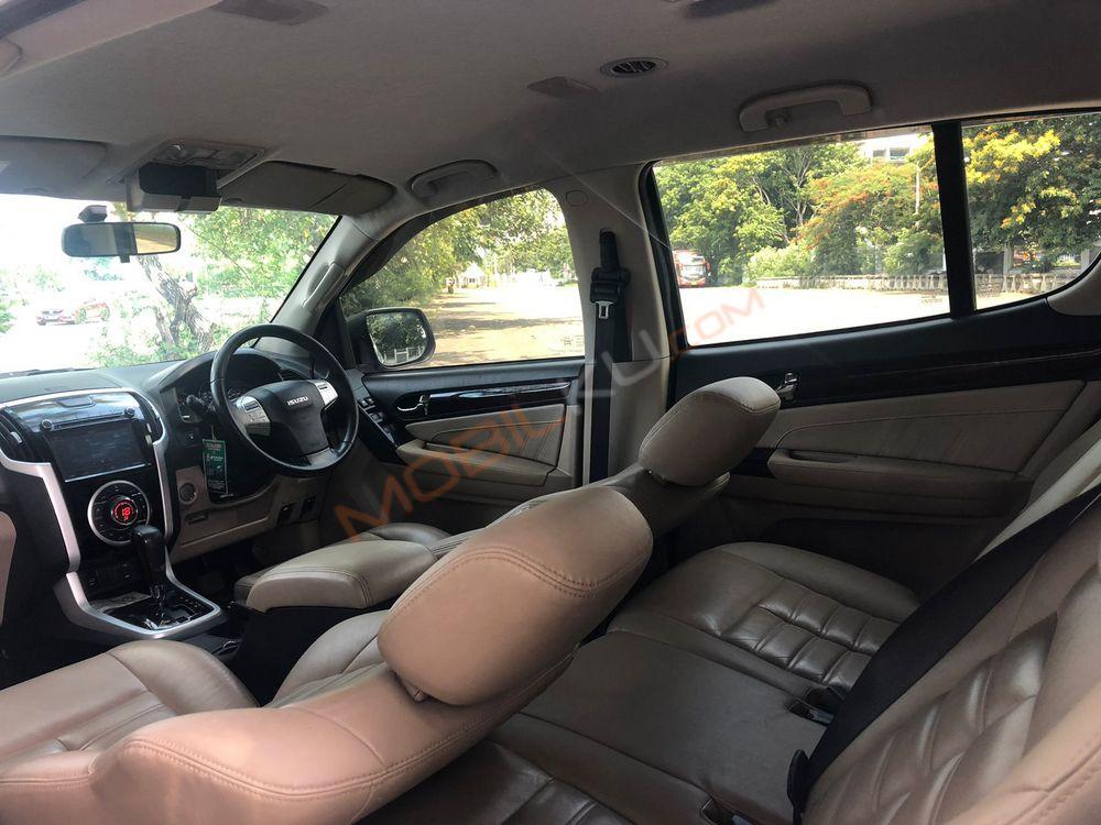 Mobil Isuzu MU-X 2017