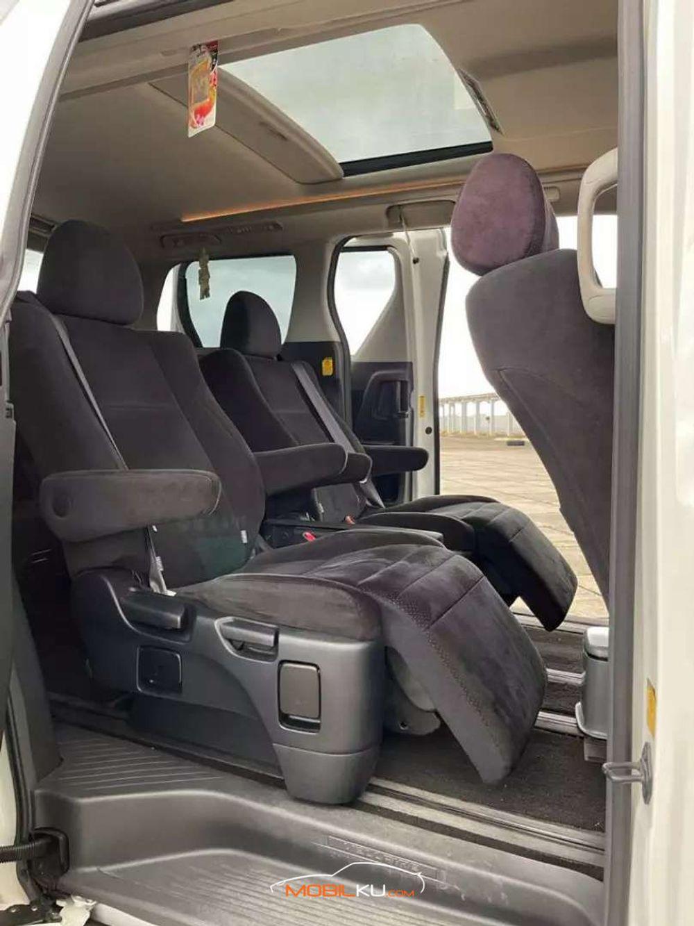 Mobil Toyota Vellfire 2011