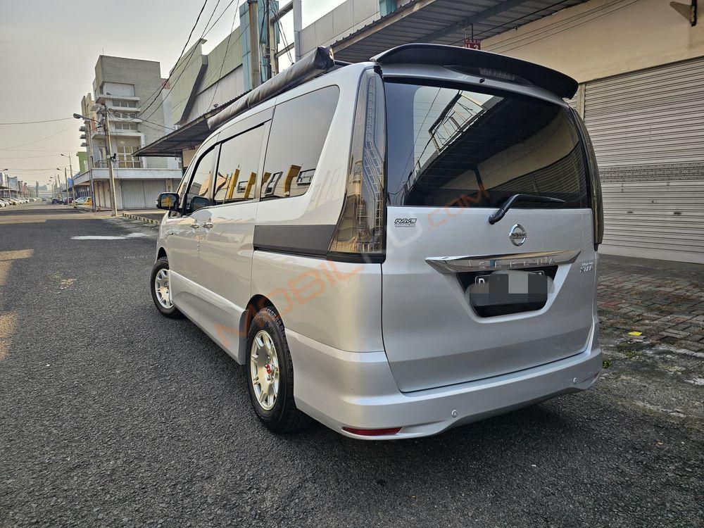 Mobil Nissan Serena 2017