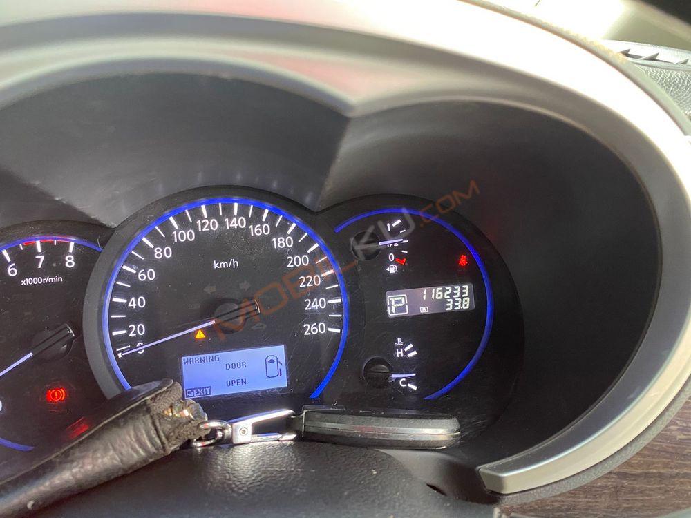 Mobil Nissan Elgrand 2013