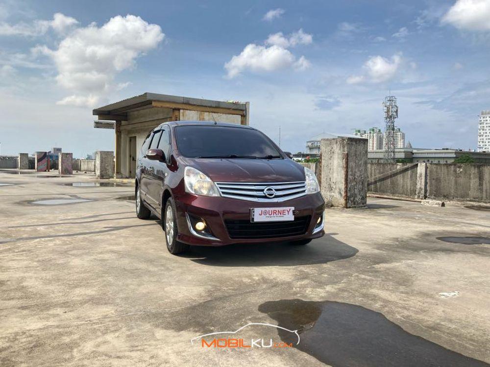 Mobil Nissan Grand Livina 2013