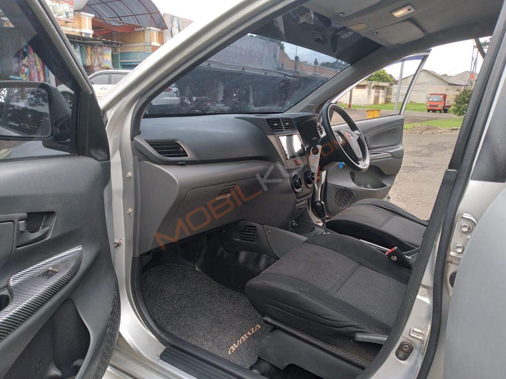 Mobil Toyota Avanza 2011