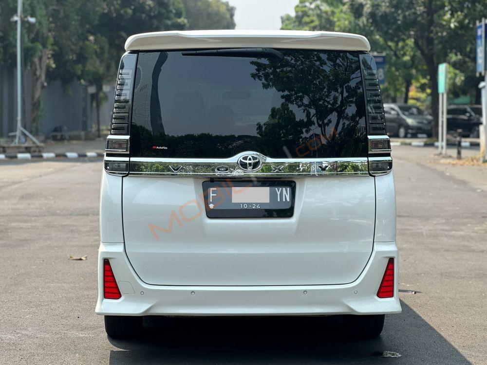 Mobil Toyota Voxy 2019