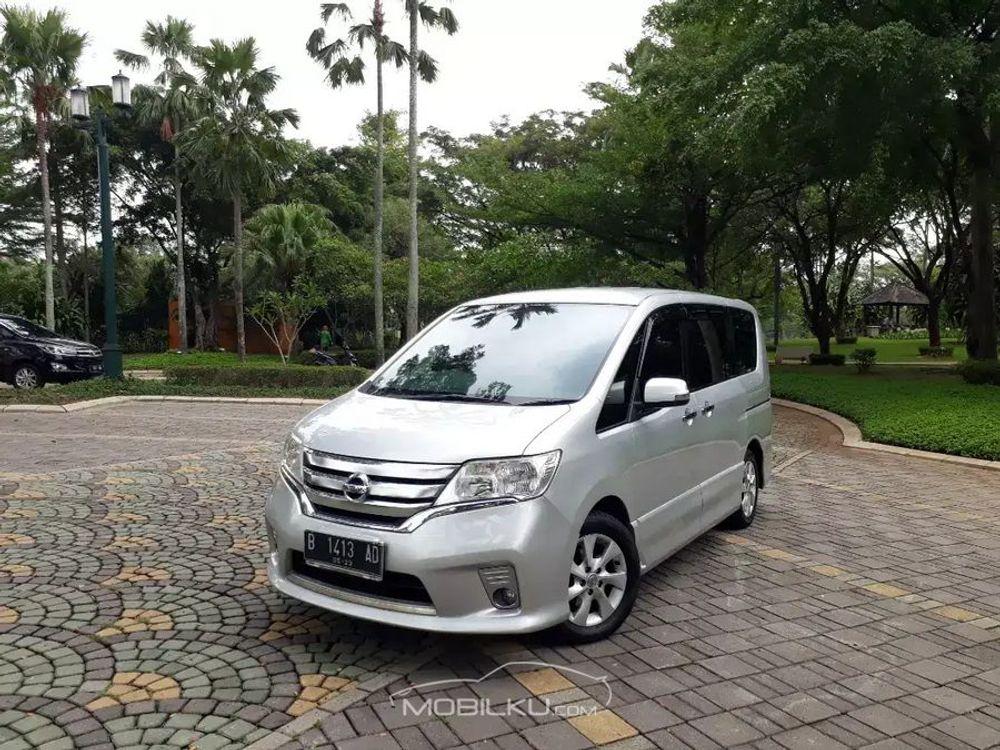 Mobil Nissan Serena 2013