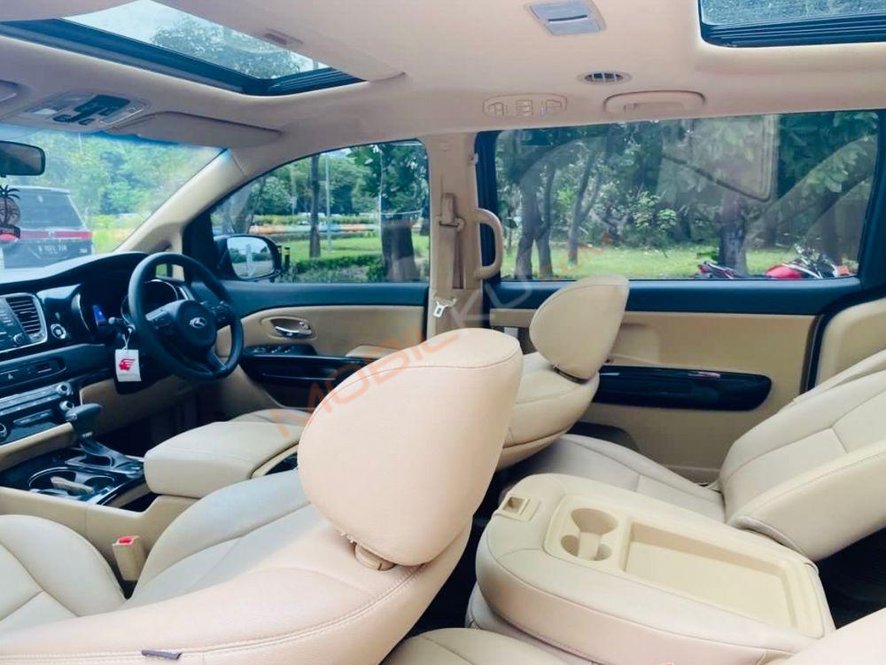 Mobil Kia Sedona 2017