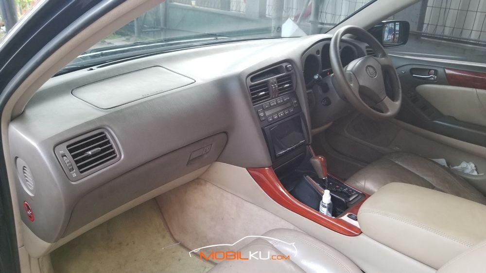 Mobil Lexus GS 2000
