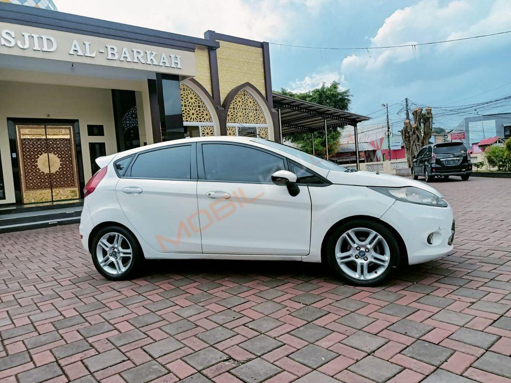 Mobil Ford Fiesta 2013