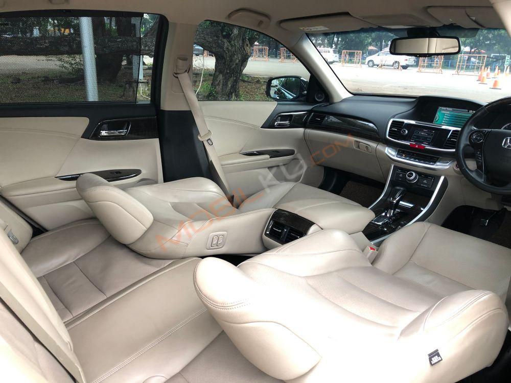 Mobil Honda Accord 2013