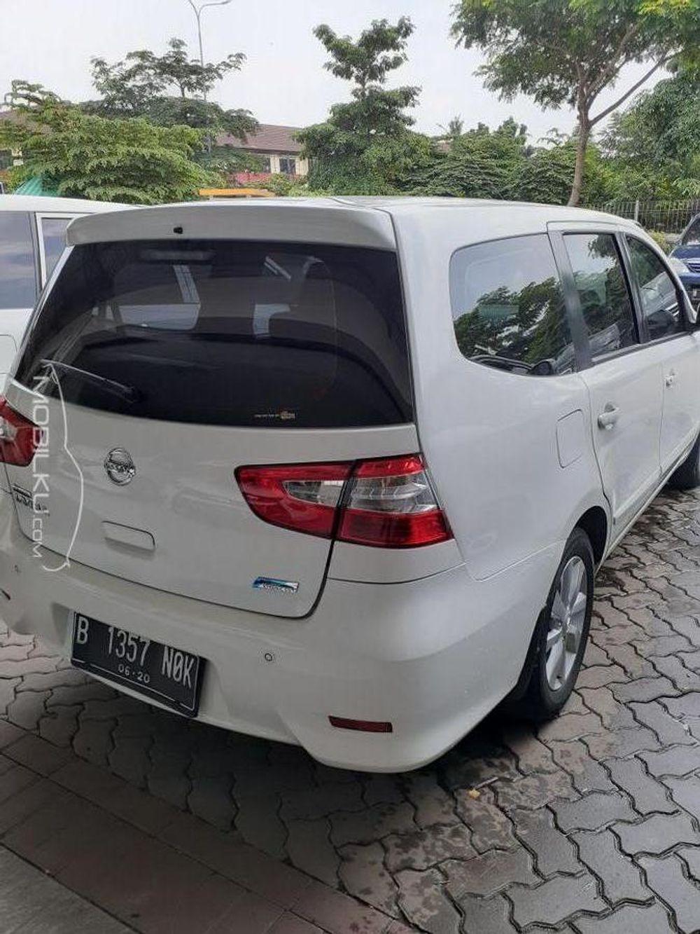 Mobil Nissan Grand Livina 2015