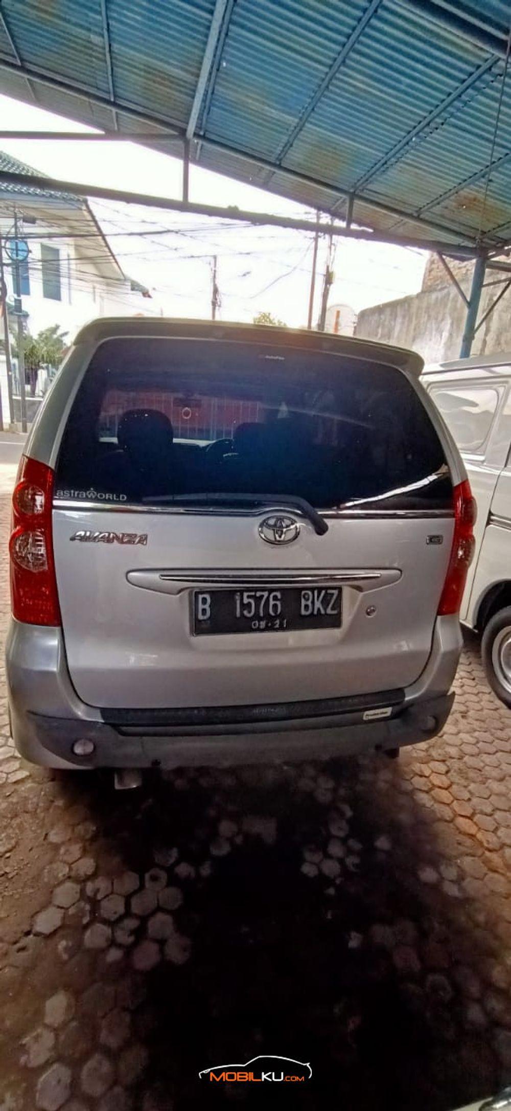 Mobil Toyota Avanza 2011