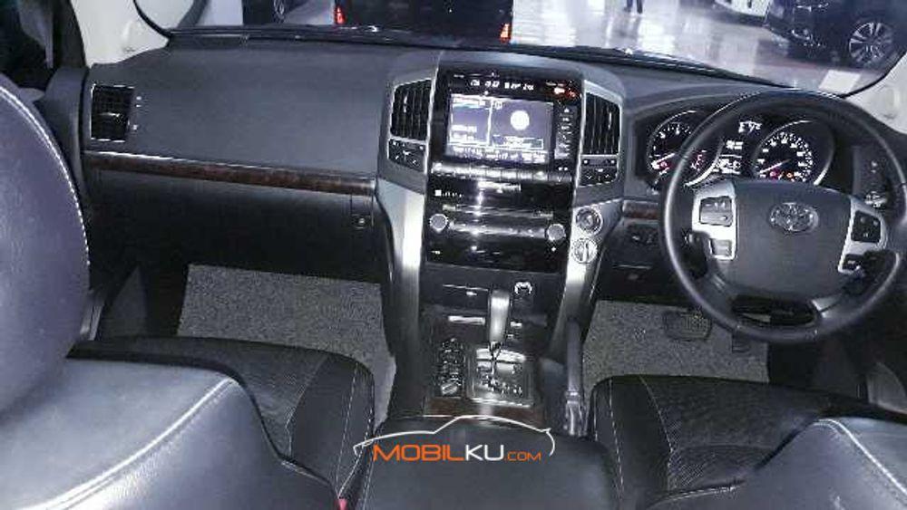 Mobil Toyota Land Cruiser 2013