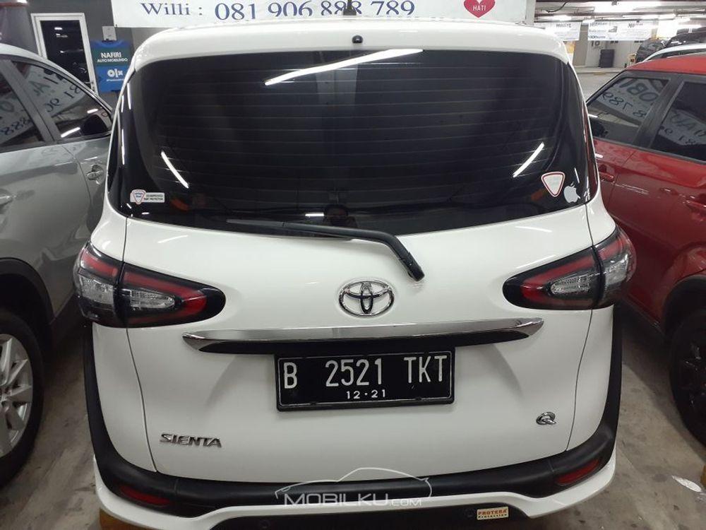 Mobil Toyota Sienta 2016