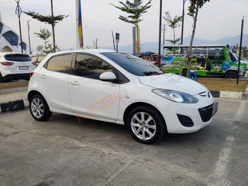Mobil Mazda 2 Hatchback 2011