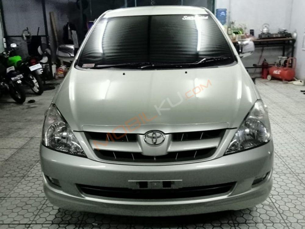 Mobil Toyota Kijang Innova 2005