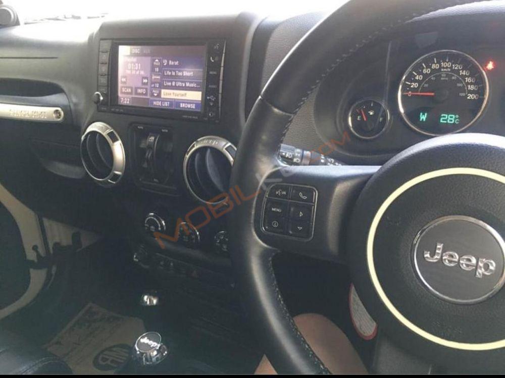 Mobil Jeep Wrangler 2011