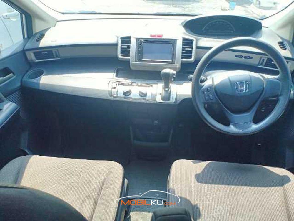 Mobil Honda Freed 2015