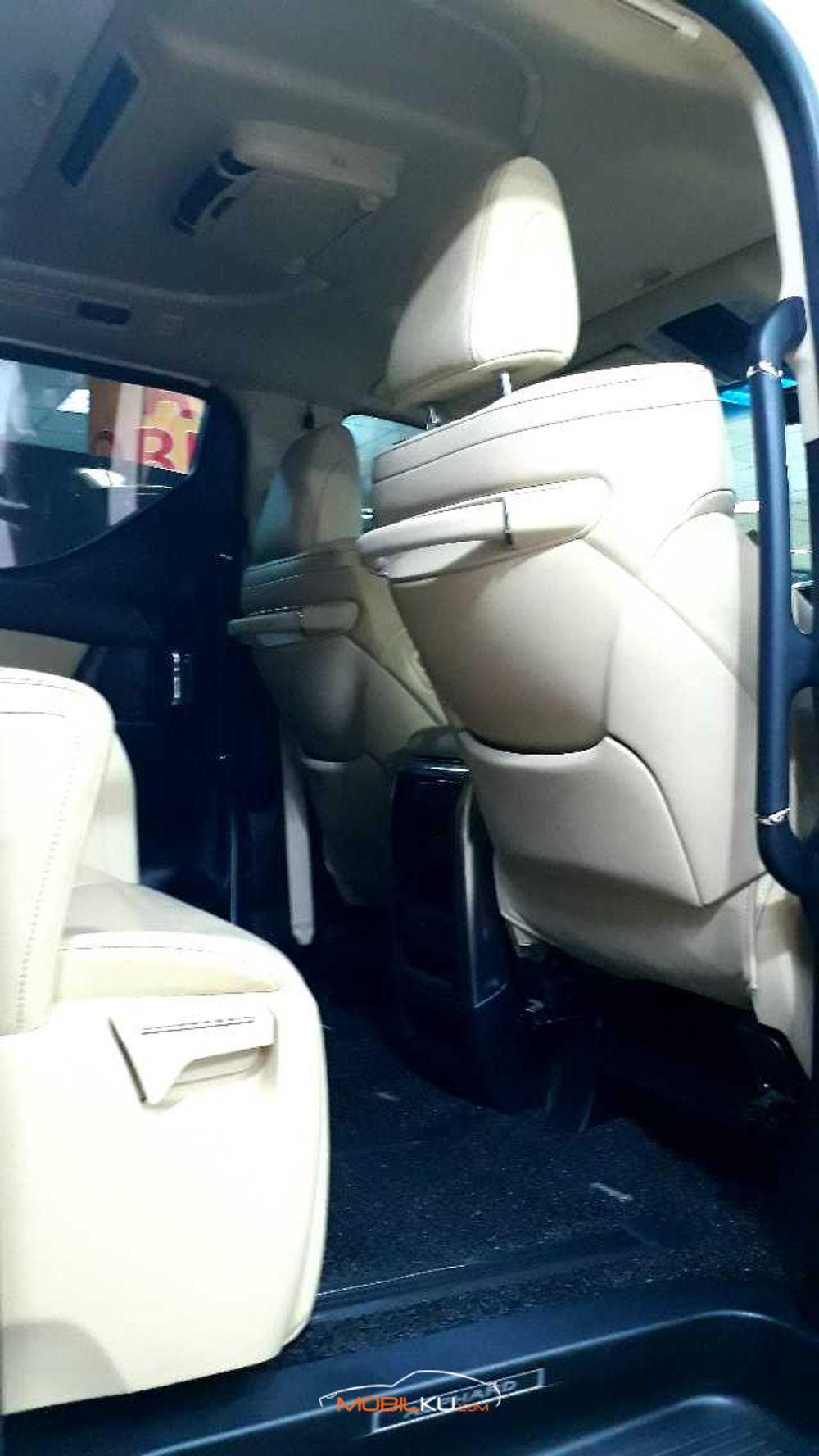 Mobil Toyota Alphard 2015