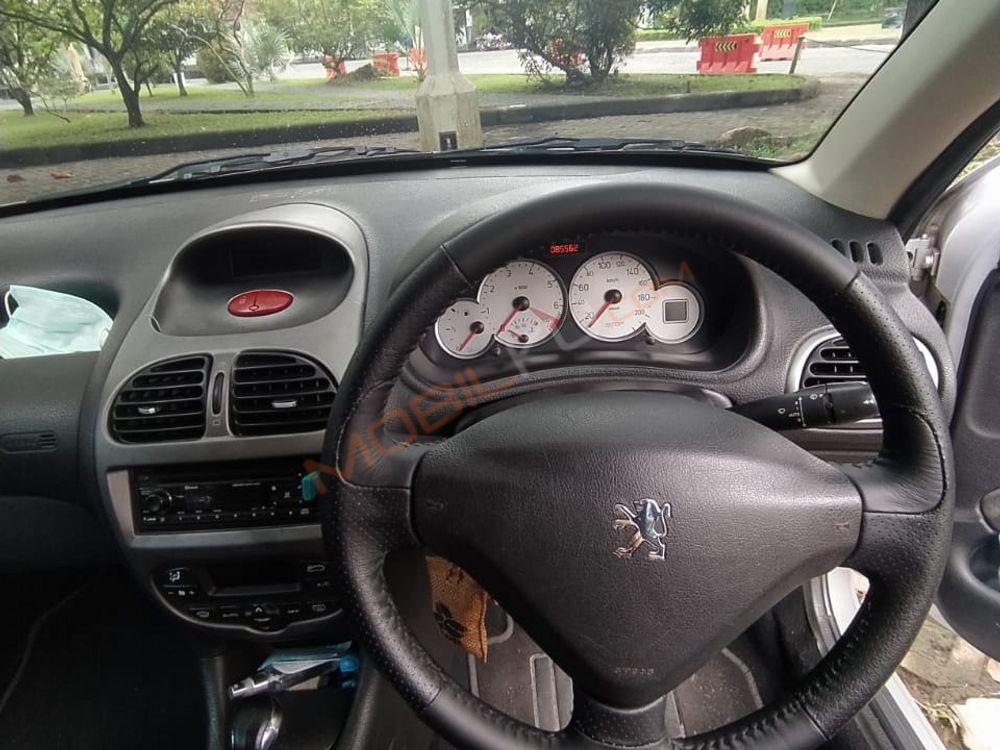Mobil Peugeot 207 2012