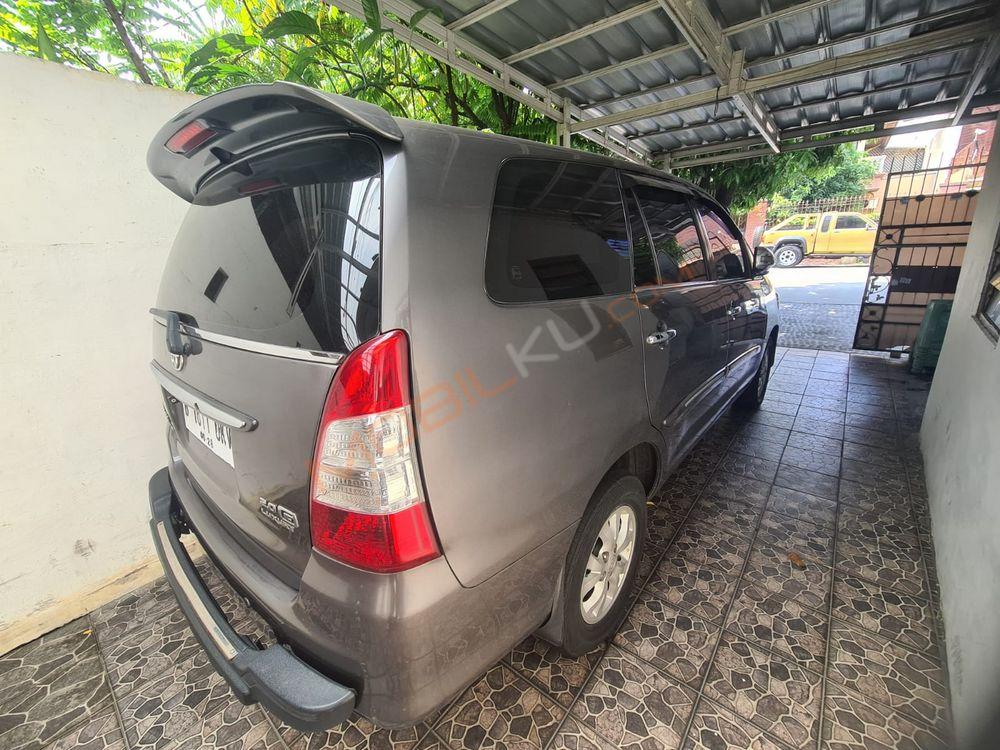 Mobil Toyota Kijang Innova 2011