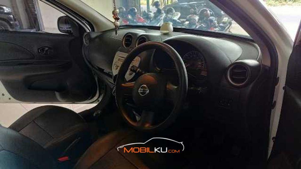 Mobil Nissan March 2012