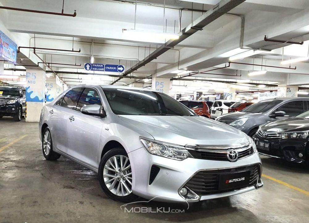Mobil Toyota Camry 2015