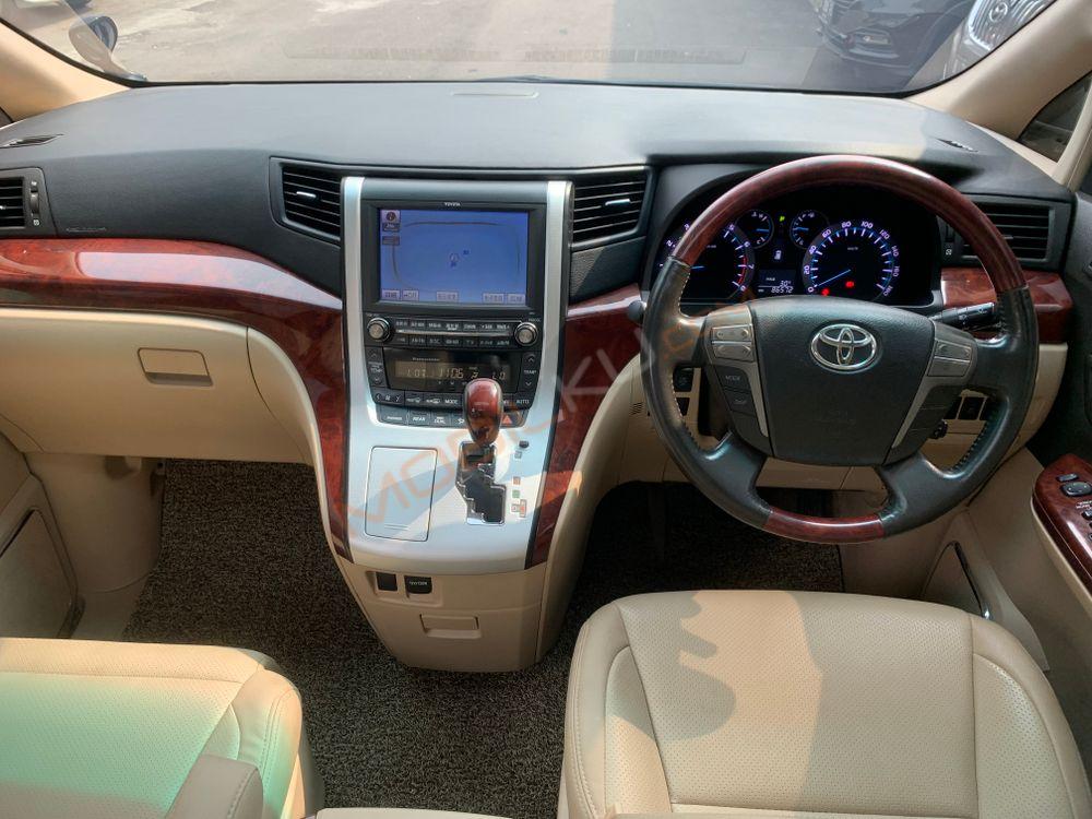 Mobil Toyota Vellfire 2010