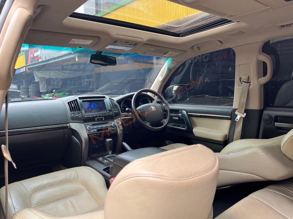 Mobil Toyota Land Cruiser 2010