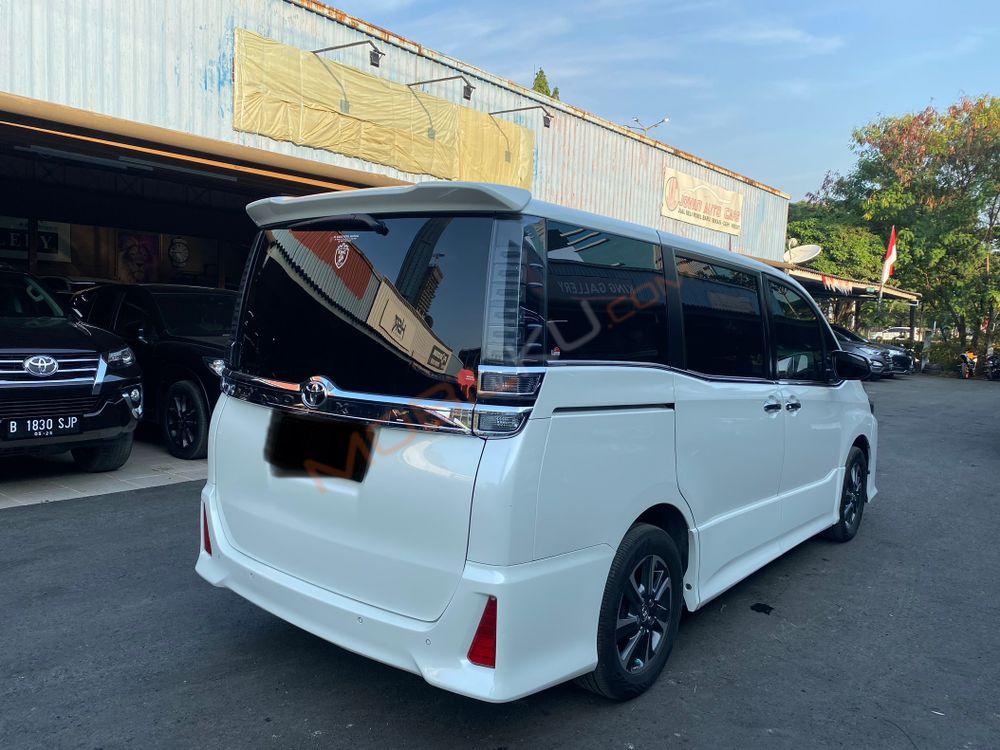 Mobil Toyota Voxy 2018