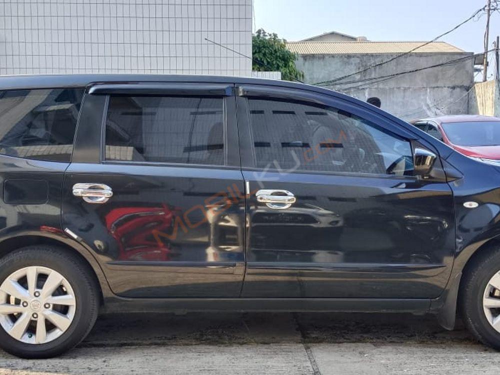 Mobil Nissan Livina 2015