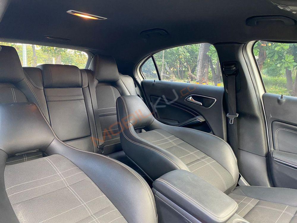 Mobil Mercedes-Benz A-Class 2013