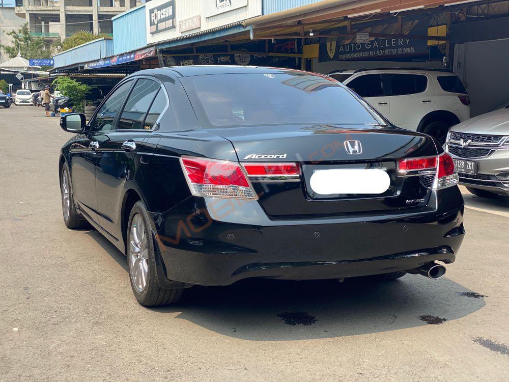 Mobil Honda Accord 2011